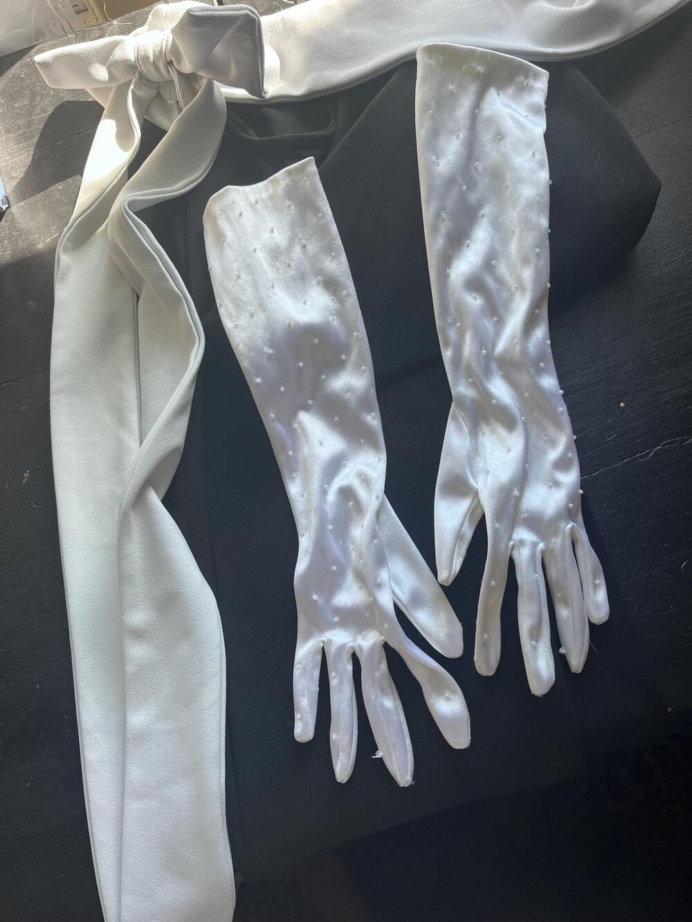 Vintage long gloves in white with beads